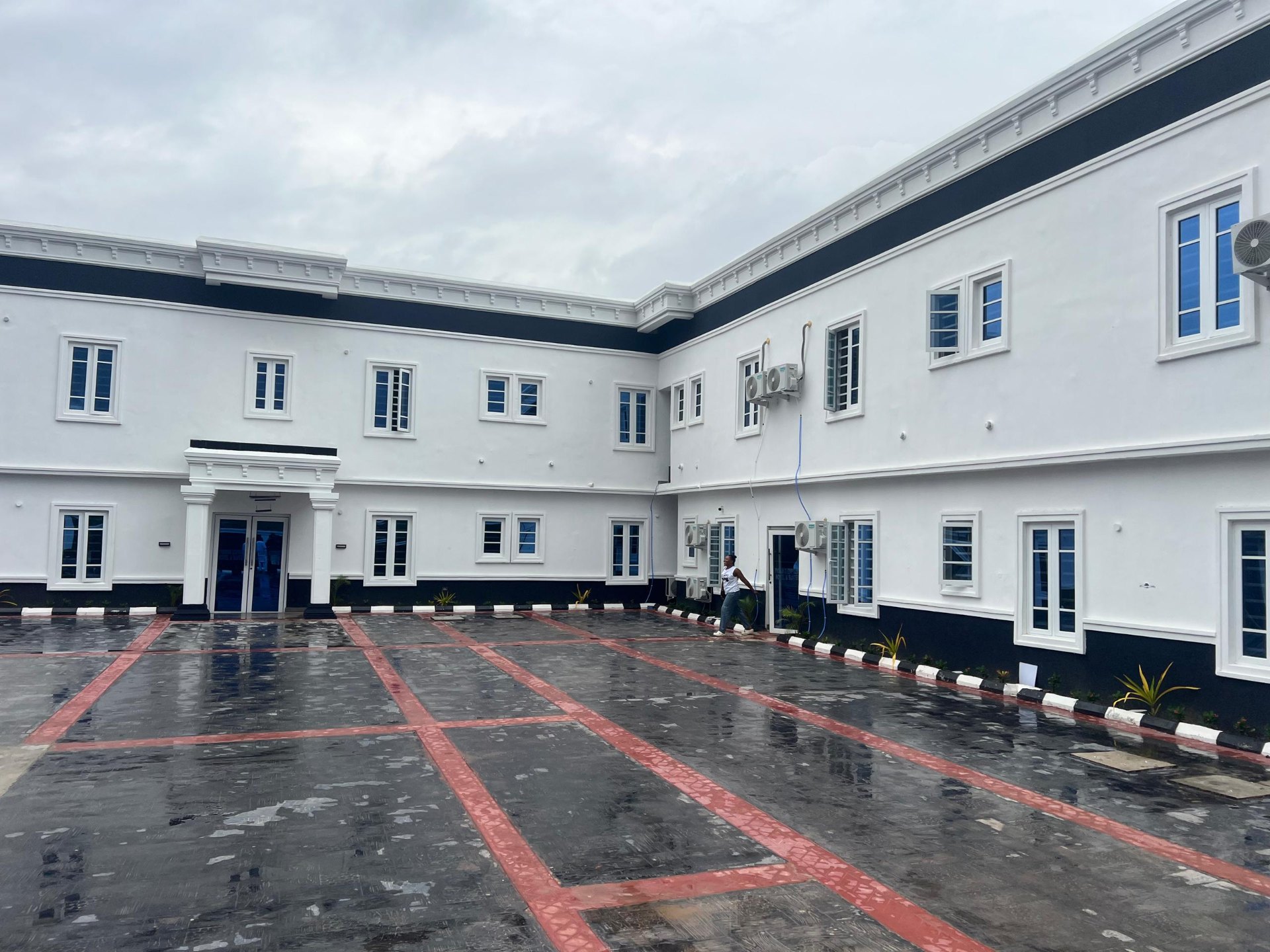 Courtyard view of Pyramid Express Hotel with red-lined pavement